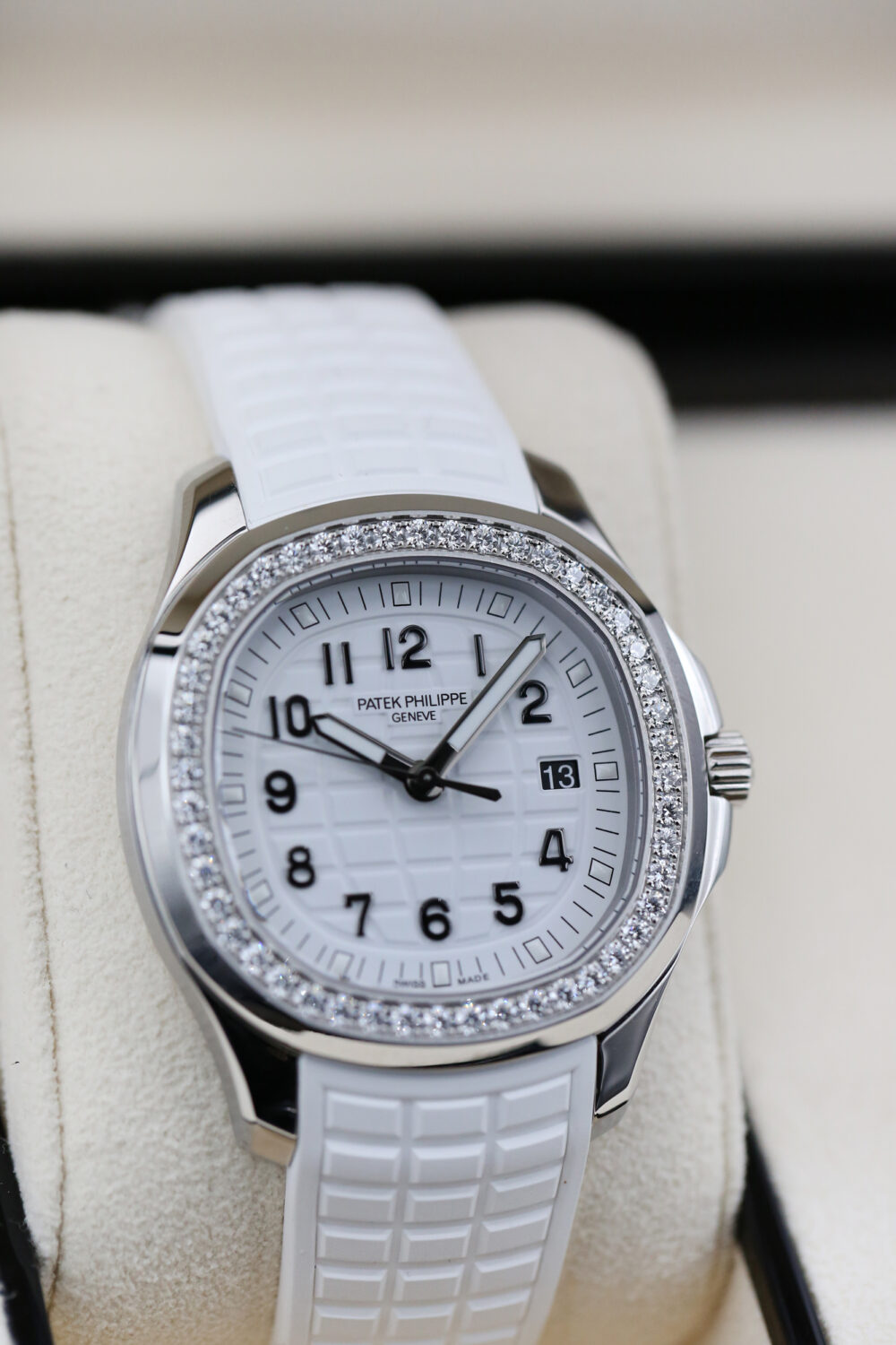 Patek Philippe 5267/200A-010 White AQUANAUT 38mm 2023 White Luce - Image 2